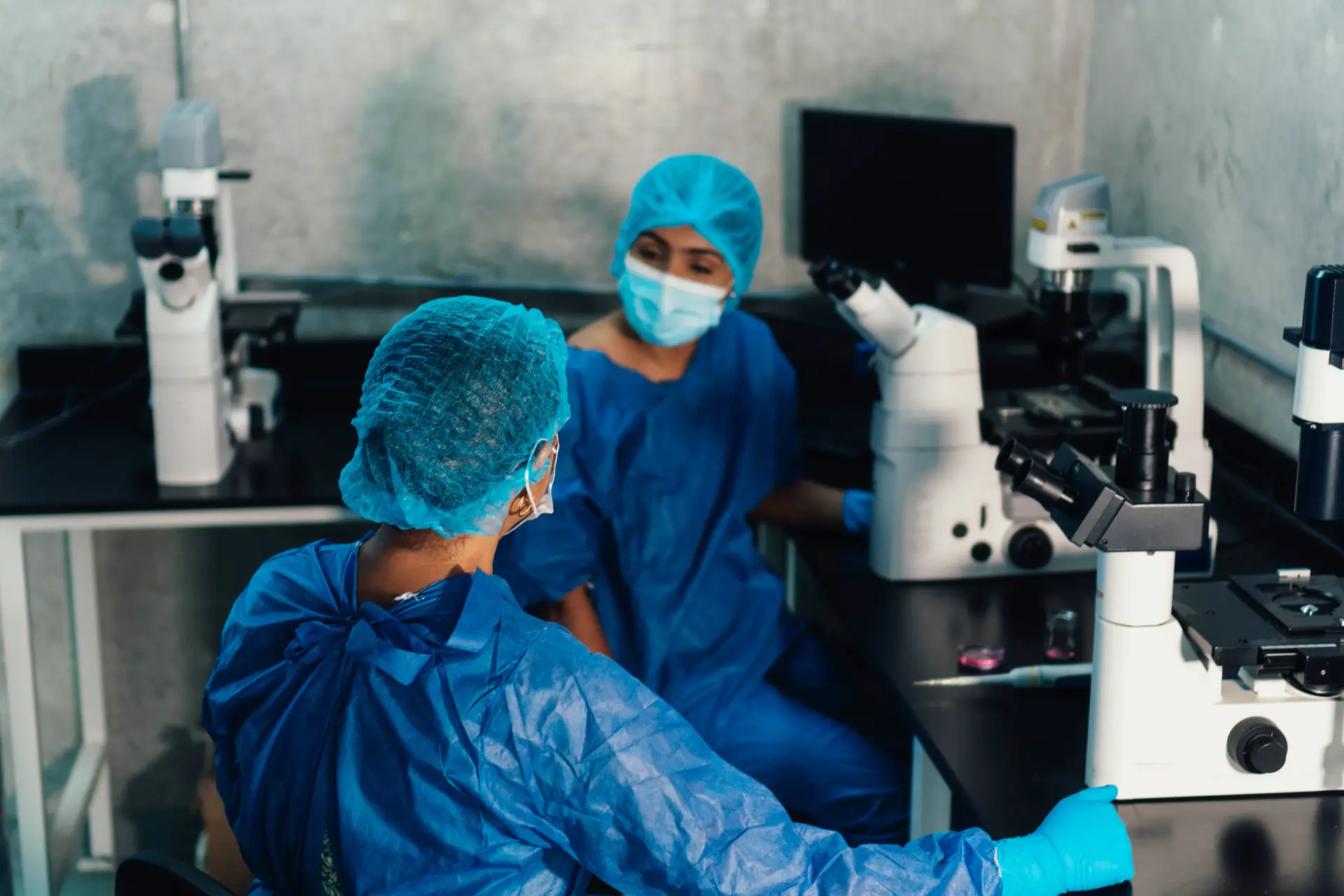 Embryologist at the microscope in the EPIA laboratory